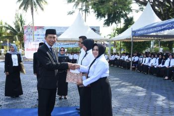 Bupati Barut serahkan SK 555 PPPK guru dan jabatan fungsional