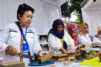 1.200 loyang engkak ketan khas Lampung dibagikan di Festival Krakatau 2023