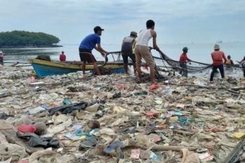 Bandarlampung apresiasi pemerhati lingkungan bantu bersihkan sampah pantai