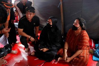 Pemprov Serahkan Bantuan Kebakaran Karang Anyar Pantai