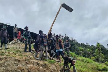 Satgas Yonif PR 433/JS memasang LPJU di Kabupaten Nduga Papua Pegunungan