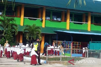 Sekolah di Biak Numfor kenalkan lingkungan sekolah ke siswa baru