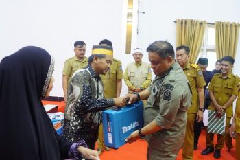 Pemkab Bone salurkan bantuan alat pengembangan usaha senilai Rp1,3 miliar