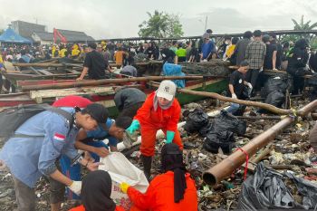 Anggota DPRD Lampung hingga influencer ikut bersihkan sampah di Sukaraja