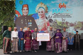 Gubernur Sulsel beri bantuan keuangan Rp8 miliar kepada Pemkab Maros