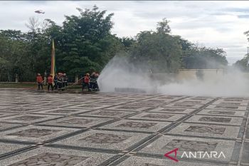 Helikopter Sinar Mas atraksi water bombing api di Halaman Kantor Bupati Siak