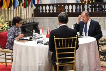 Indonesia holds trilateral meeting with China, Russia