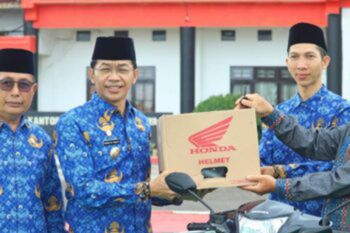 Bupati Mura sumbang satu unit sepeda motor untuk hadiah jalan sehat