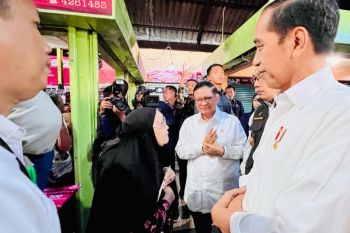 Presiden Joko Widodo dapat sekelumit kisah Warung Bu Eha di Pasar Cihapit