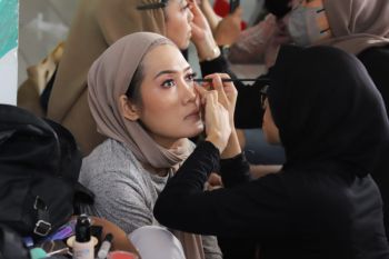 Melatih puluhan warga agar mahir tata rias