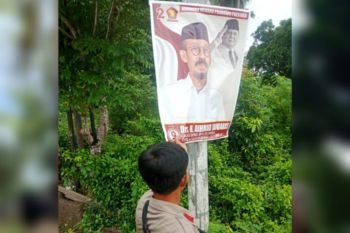 Satpol PP Bulukumba menertibkan baliho yang melanggar perda di kampung