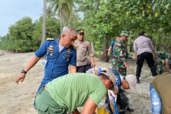 Polisi dan masyarakat bersihkan sampah di pantai Lampung Selatan