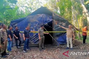 Petugas menutup gudang BBM ilegal di Batumarta OKU Sumsel