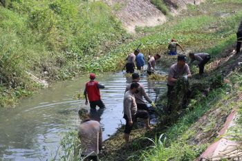 Polisi  bersihkan sungai di Bandarlampung