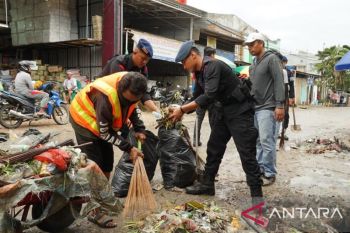 Brimob Sulawesi Tenggara turunkan 200 personel bersihkan sampah di tiga lokasi