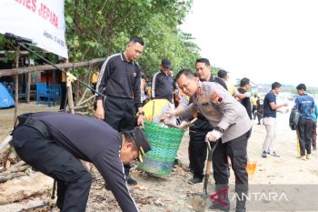 Polres Jepara kampanyekan peduli lingkungan dengan bersihkan  pantai