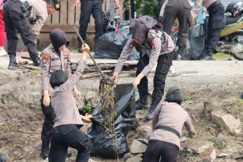 Polda Kalteng peduli lingkungan dengan bersihkan Sungai Kahayan