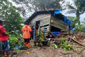 BPBD: 14 rumah di Agam Sumbar terkena material tanah longsor