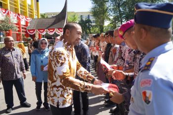 Gerakan pembagian bendera, PLN serahkan 500 bendera meriahkan HUT RI ke-78