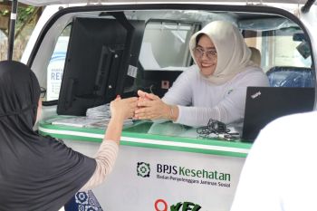 Meski Gerimis, Dewas BPJS Kesehatan Aktif Layani Peserta JKN di Pasar Ganti Donggala