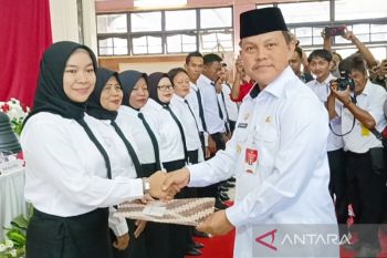 Penjabat Bupati Barsel serahkan 311 SK PPPK