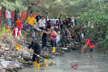 Jaksa dan wartawan bersih-bersih sampah di Pantai Kenjeran