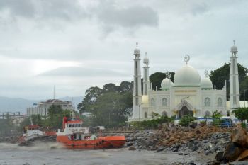 Kapal terbawa arus sungai di Padang