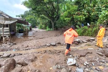 Pemkab Agam kerahkan empat alat berat bersihkan material longsor