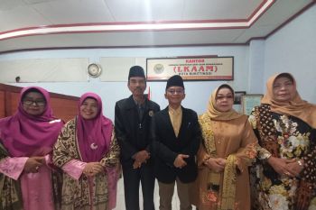 LKAAM Bukittinggi kritik wanita berpakaian adat jadi "umbrella girl"