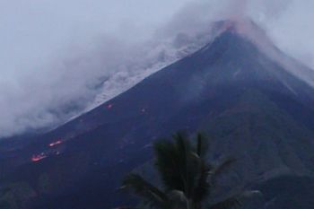 Sungai berhulu puncak Karangetang menjadi sasaran guguran lava