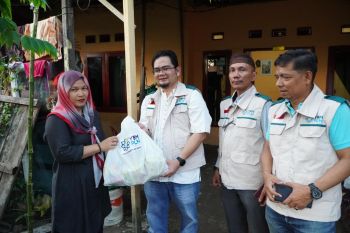 YBM PLN salurkan bantuan sembako pada korban banjir di Kota Padang