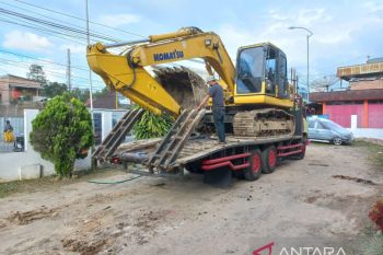 Sumbar turunkan alat berat bersihkan material banjir di sekolah