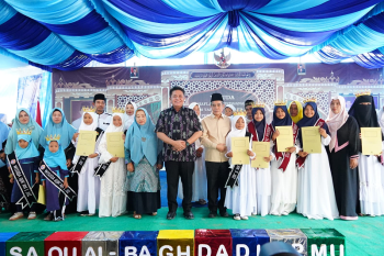 Gubernur Sumsel  berangkatkan umroh seorang santri penghafal Al Quran.