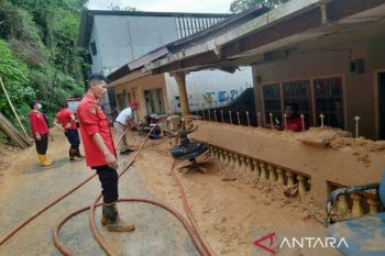 Peristiwa longsor timpa empat rumah warga di Kendari telah ditangani