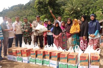 Peduli korban longsor Maninjau, PLN bagikan puluhan paket sembako