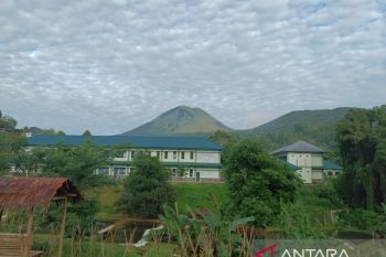 Badan Geologi mengingatkan warga tidak dekati kawah Tompaluan-Lokon