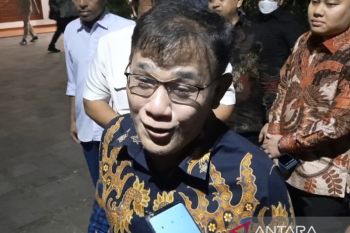 Politikus PDIP Budiman Sudjatmiko tiba di kediaman Prabowo untuk diskusi