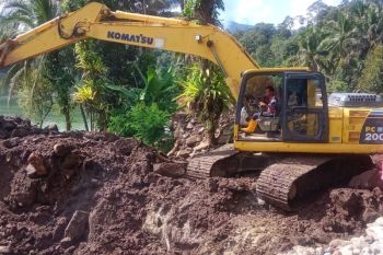 Ruas jalan yang tertimbun longsor di Agam berangsur terbuka