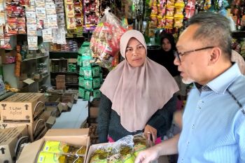 Mendag bagikan minyak goreng gratis ke warga di Bakauheni