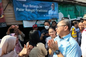 Warga berdatangan ke Pasar Bakauheni ngantre minyak goreng
