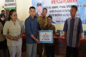 Pemkab Gunungkidul menyerahkan bantuan sanitasi kepada KPM di Sidorejo