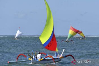 Parade Jukung di kawasan pantai Sanur