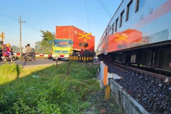 KAI Jember proses hukum sopir truk kontiner penerobos palang pintu perlintasan