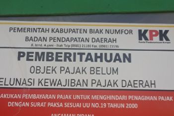 Bapenda Biak Numfor pasang stiker penunggak pajak daerah