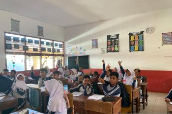 Akademisi Unand kenalkan permainan mitigasi tsunami ke peserta didik