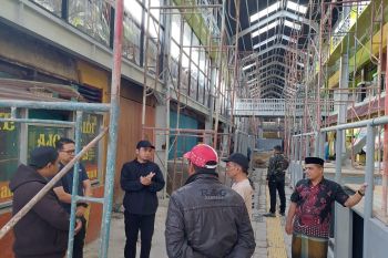 Wawako Solok tinjau pengerjaan koridor pasar raya Solok