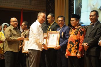 Bupati Solok Selatan terima penghargaan dari Dewan Koperasi Indonesia