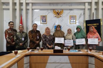 Pemkab Sleman menyerahkan dana hibah pendidikan total Rp500 juta