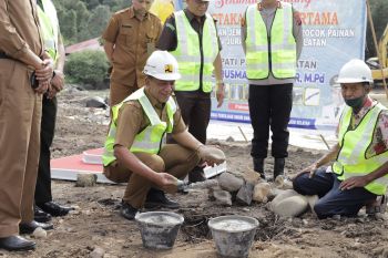Bupati Pesisir Selatan letakan batu pertama jembatan wisata Carocok