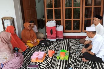 Petugas haji mengembalikan koper jamaah yang meninggal di Mekkah